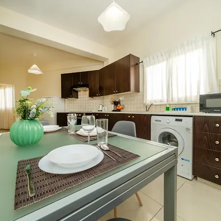 2 Bedroom Flat アパート